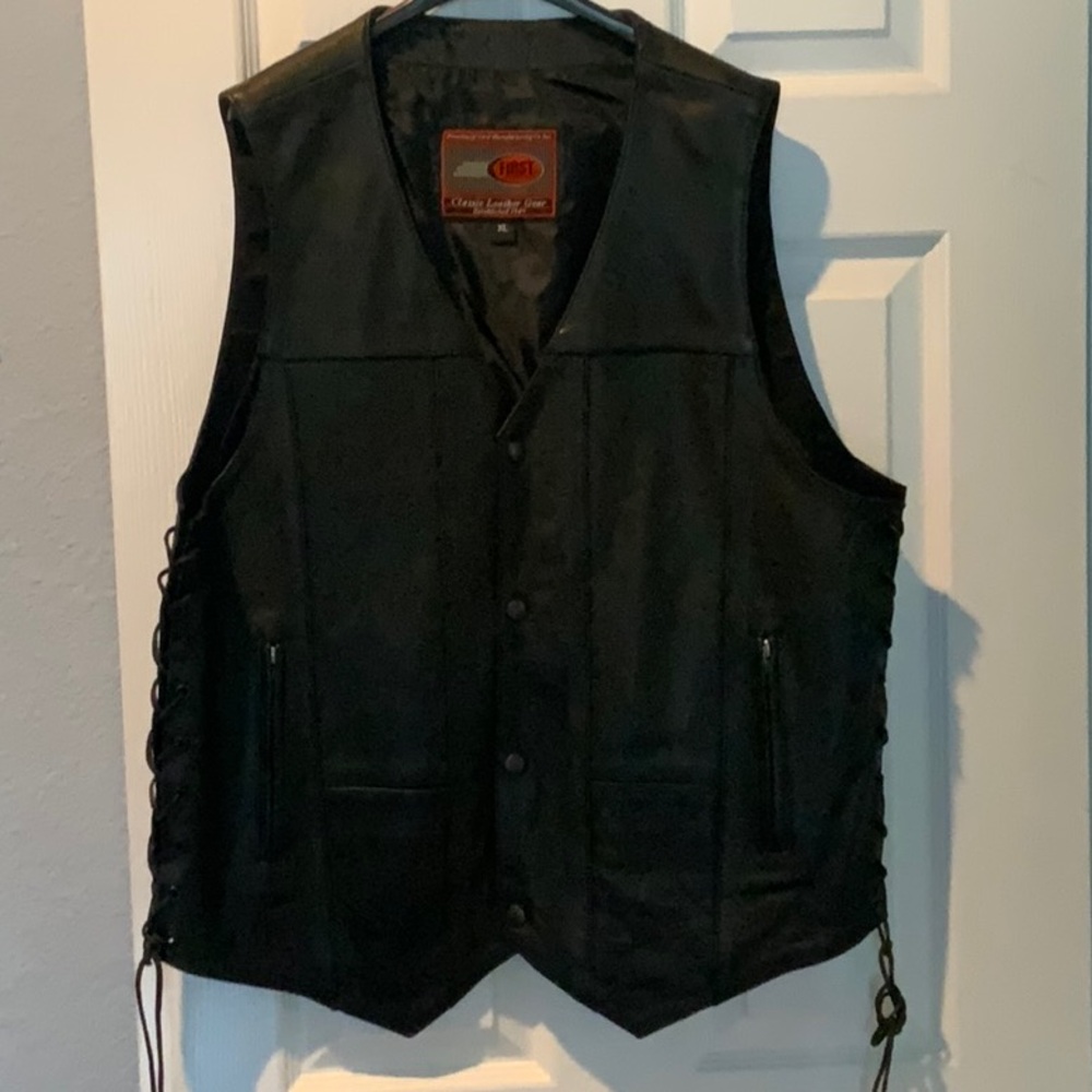 Men’s perfect black leather vest. Worn twice